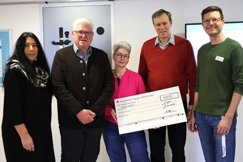 Gemeinsam Gutes tun wollen (v.l.n.r.): Ute Schröder, Schriftführerin des Fördervereins HegauHelden, der erste Vorsitzende der HegauHelden Heinz Brennenstuhl, Antje Koller (Kassiererin des Madrigalchores Singen), Peter Klipfel (erster Vorsitzender des Madrigalchores) und Dr. Thomas Göhringer, Geschäftsführer des Fördervereins HegauHelden. Bild: Andrea Jagode